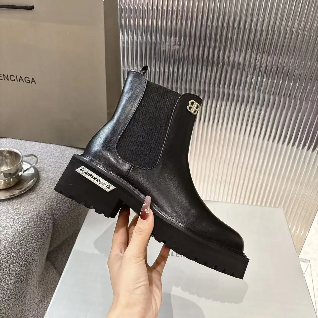 👟👟Ex-factory price 600👟👟 Balenciaga’s much-anticipated Venom Boots are now on sale. From Balenciaga 2025 FALL Series Venom Boots draws inspiration from motorcycle boots, with unique design as the core highlight. It not only enhances the stability of the boots, but also cleverly integrates the brand’s iconic hardware elements to highlight your personality. The design of the large tongue flap is even more unique, creating a casual and uninhibited style and breaking the stereotype of traditional shoes. This series of boots belongs to Balenciaga's 2025 fall non-catwalk products, showing the brand's creative extension beyond regular shows. Surface: Imported cowhide Lining: Sheepskin Size: 35-40 yards (custom-made sizes 41 are non-refundable)
